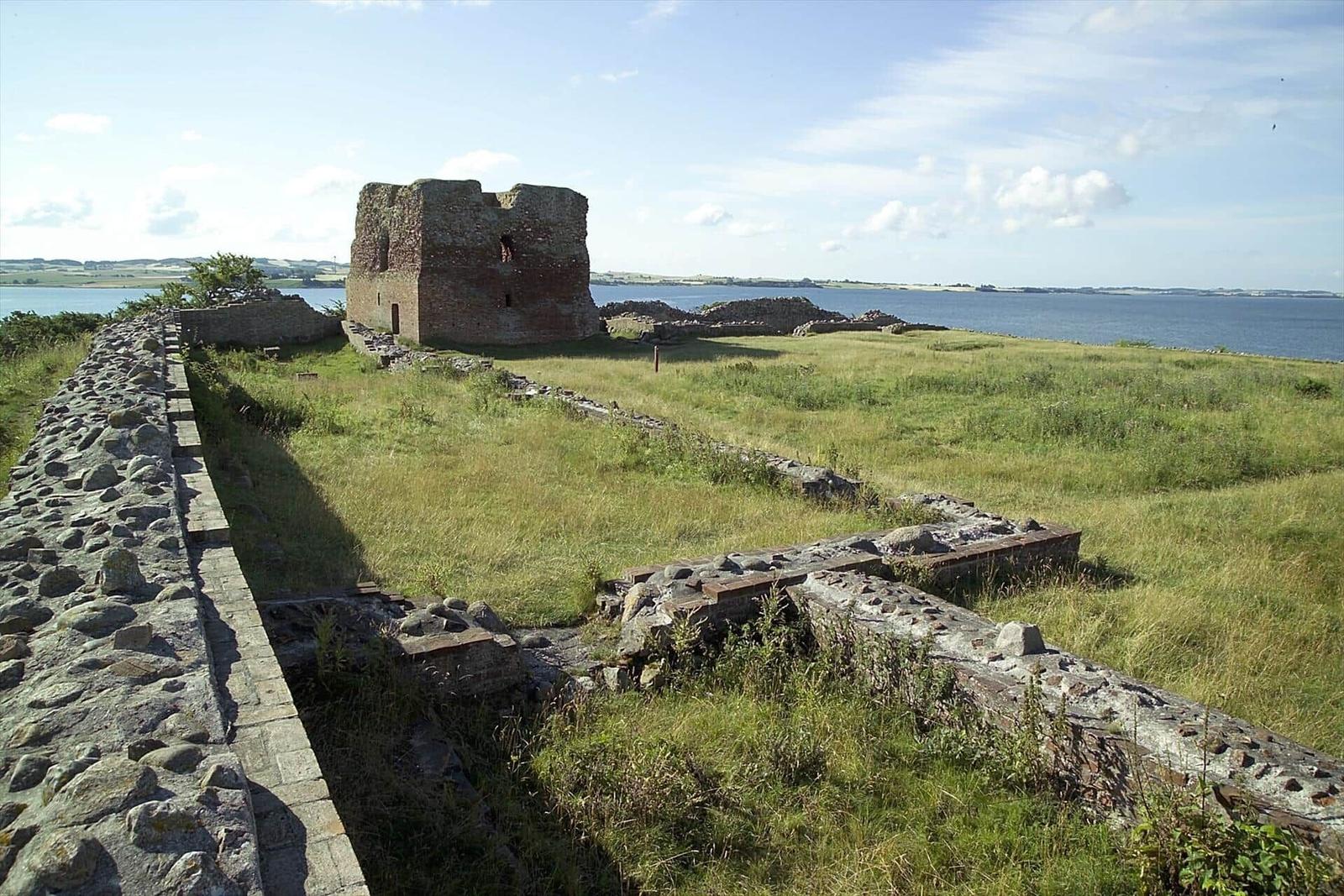 Ruinen einer alten Burg auf einer Insel mit Blick auf das Meer.