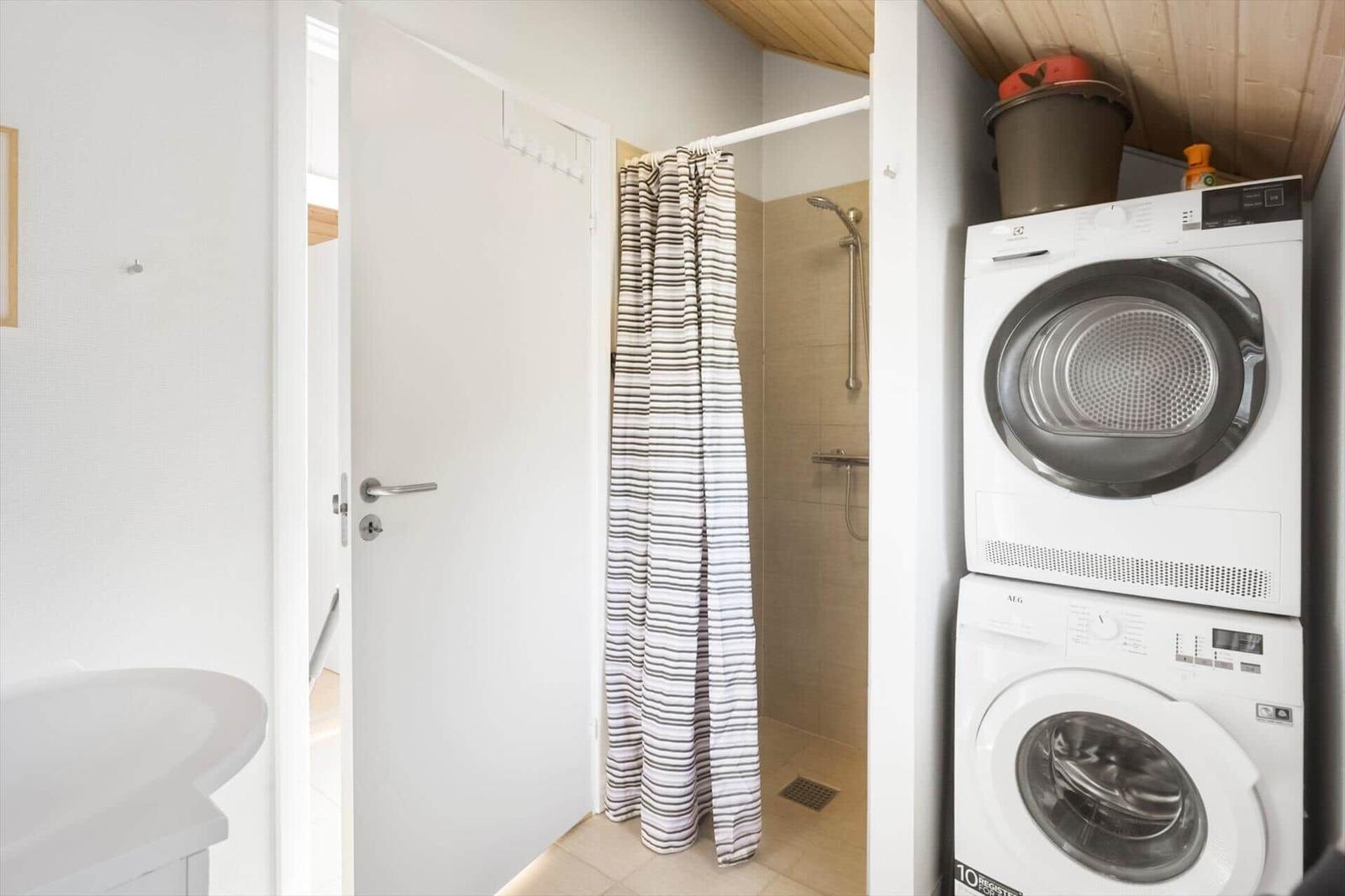 Plan zeigt Wohnfläche mit Küche, Bad, Sauna und Terrasse.