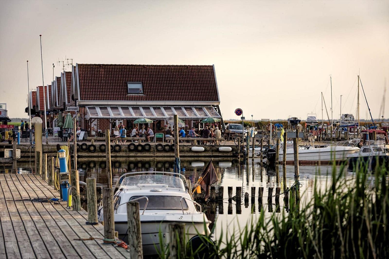 Hafen mit Booten und Restaurant am Wasser