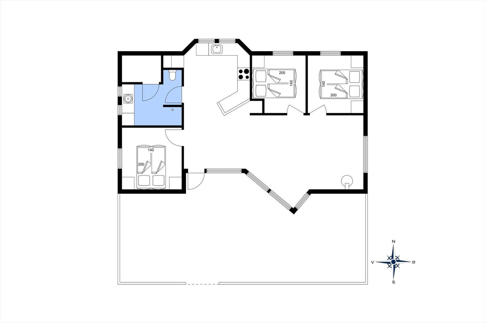 Wohnung mit drei Schlafzimmern, Küche und Bad. Flur führt zu allen Räumen.