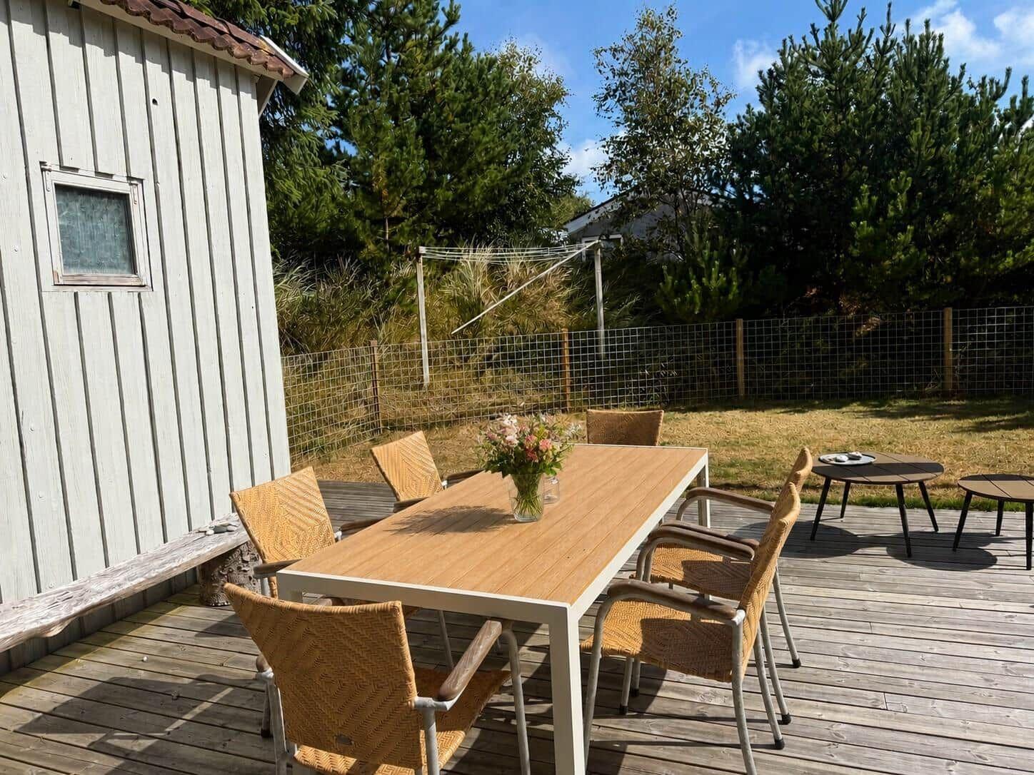 Stueplan zeigt Wohnbereich, Küche, Bad und Schlafzimmer mit Doppelbett.