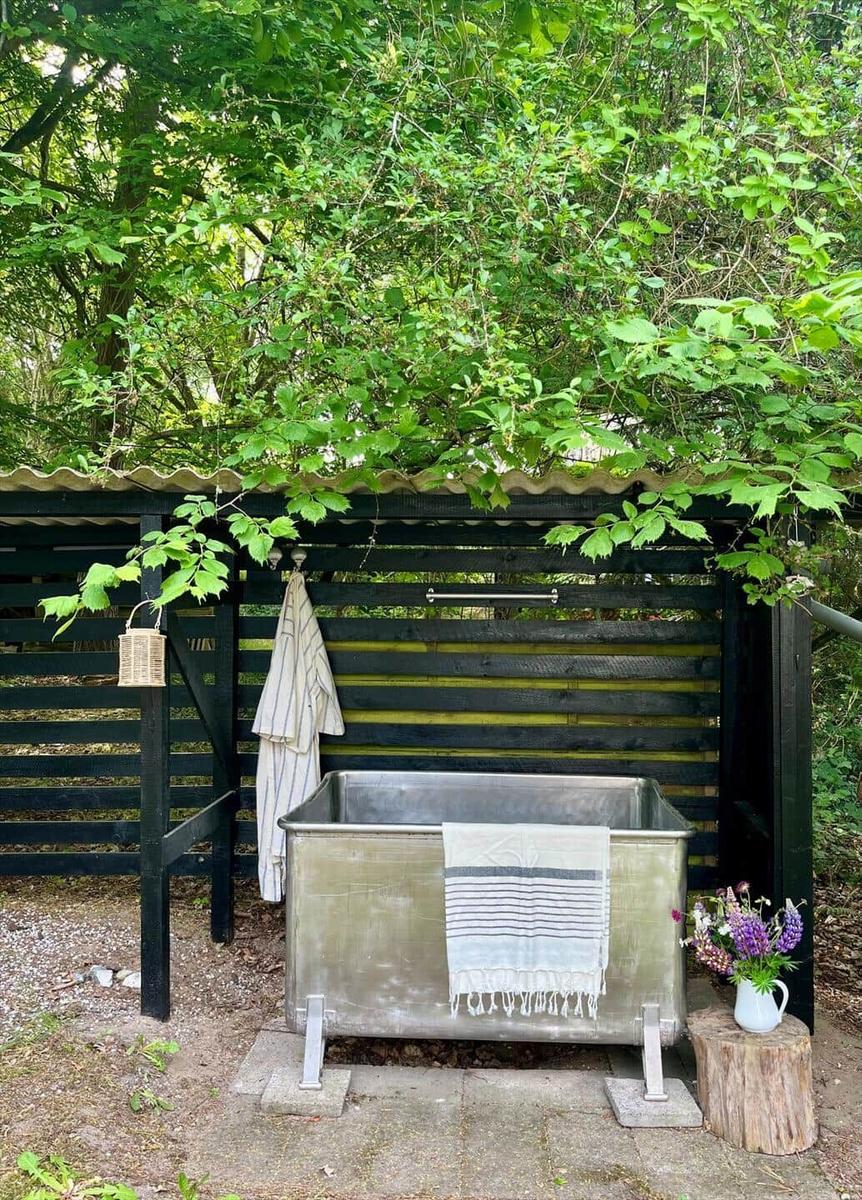 Badezimmer mit Spiegel, Waschbecken und Wicker-Lampen