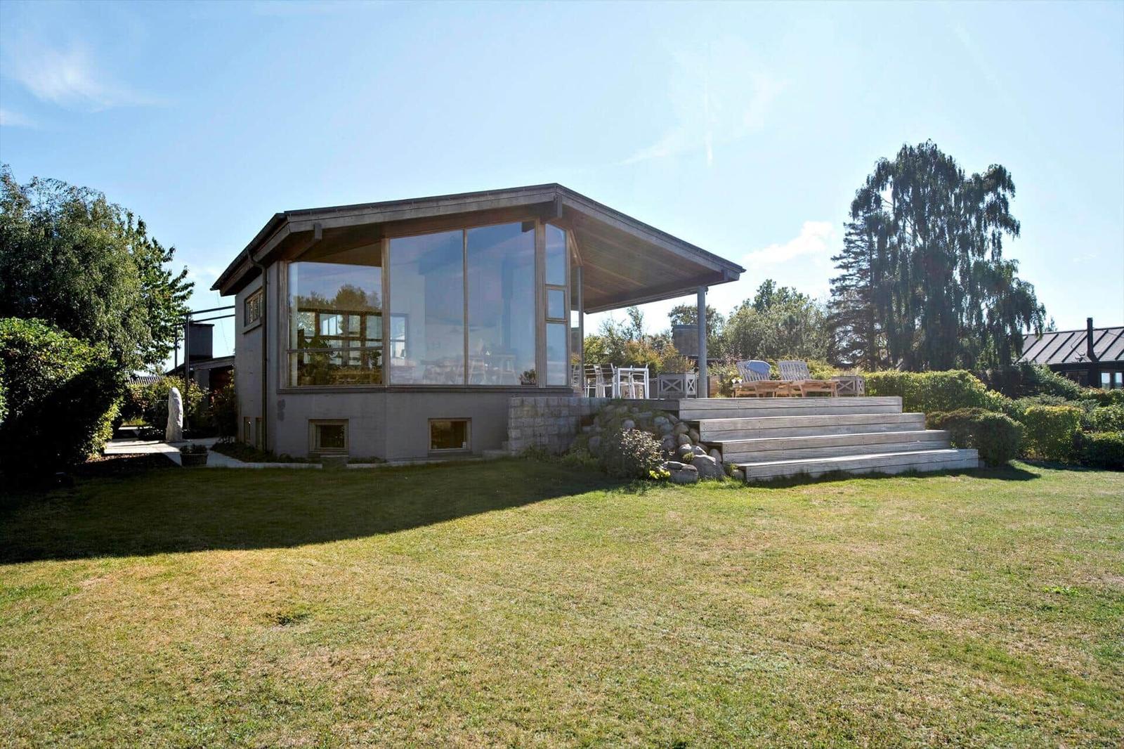 Floor plan shows living area, kitchen, bedrooms, and covered terrace with compass.