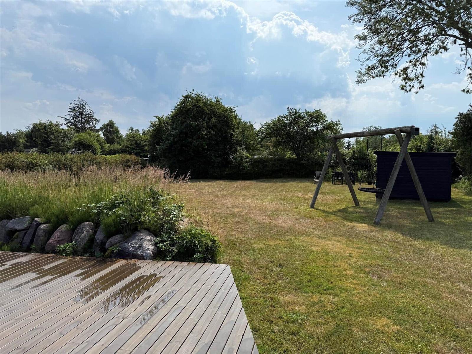 Apartment with kitchen, living room, bedroom and terrace. Room heights and areas indicated.