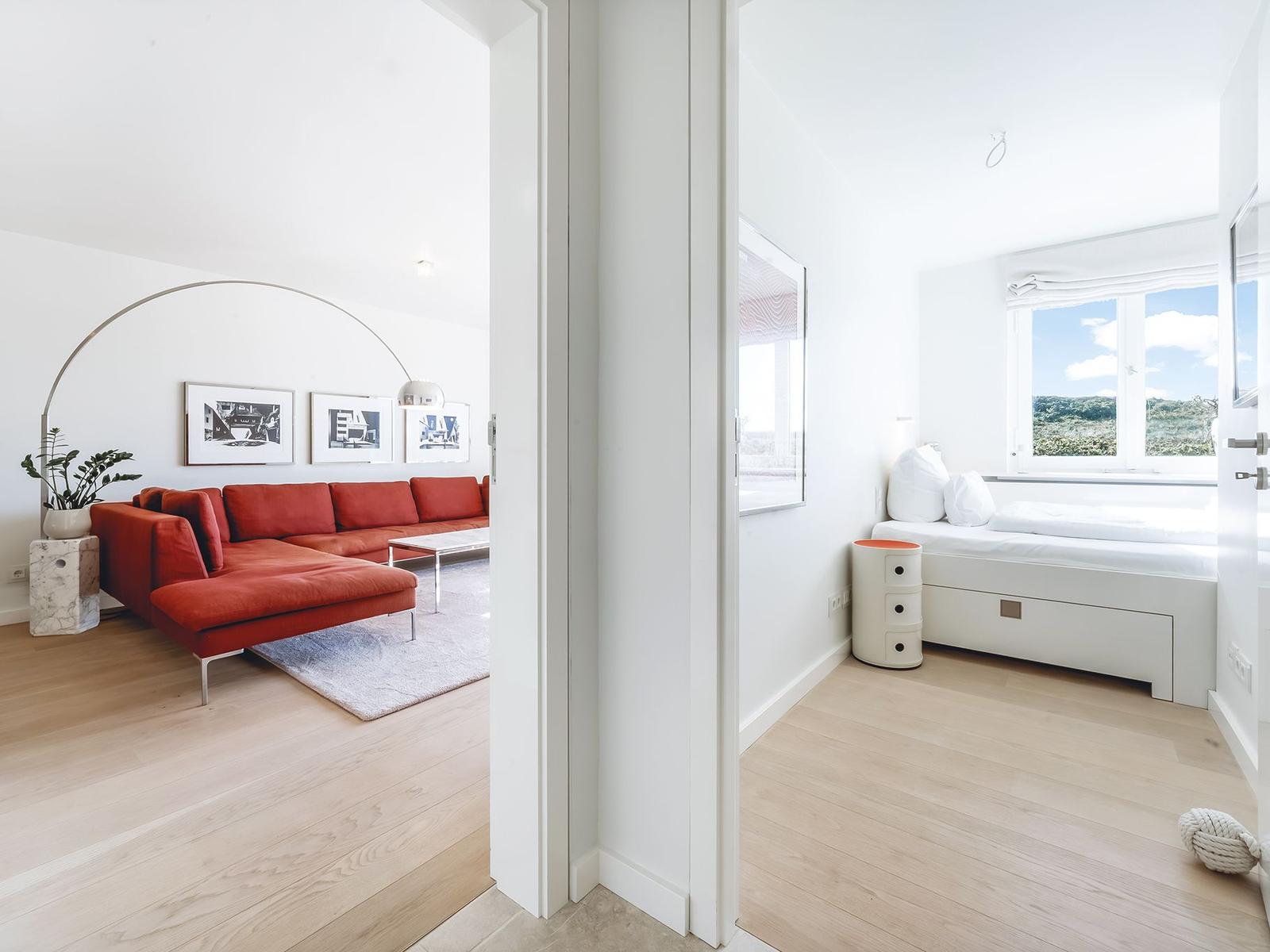 Lichtdurchfluteter Wohnbereich neben dem Einzelschlafzimmer