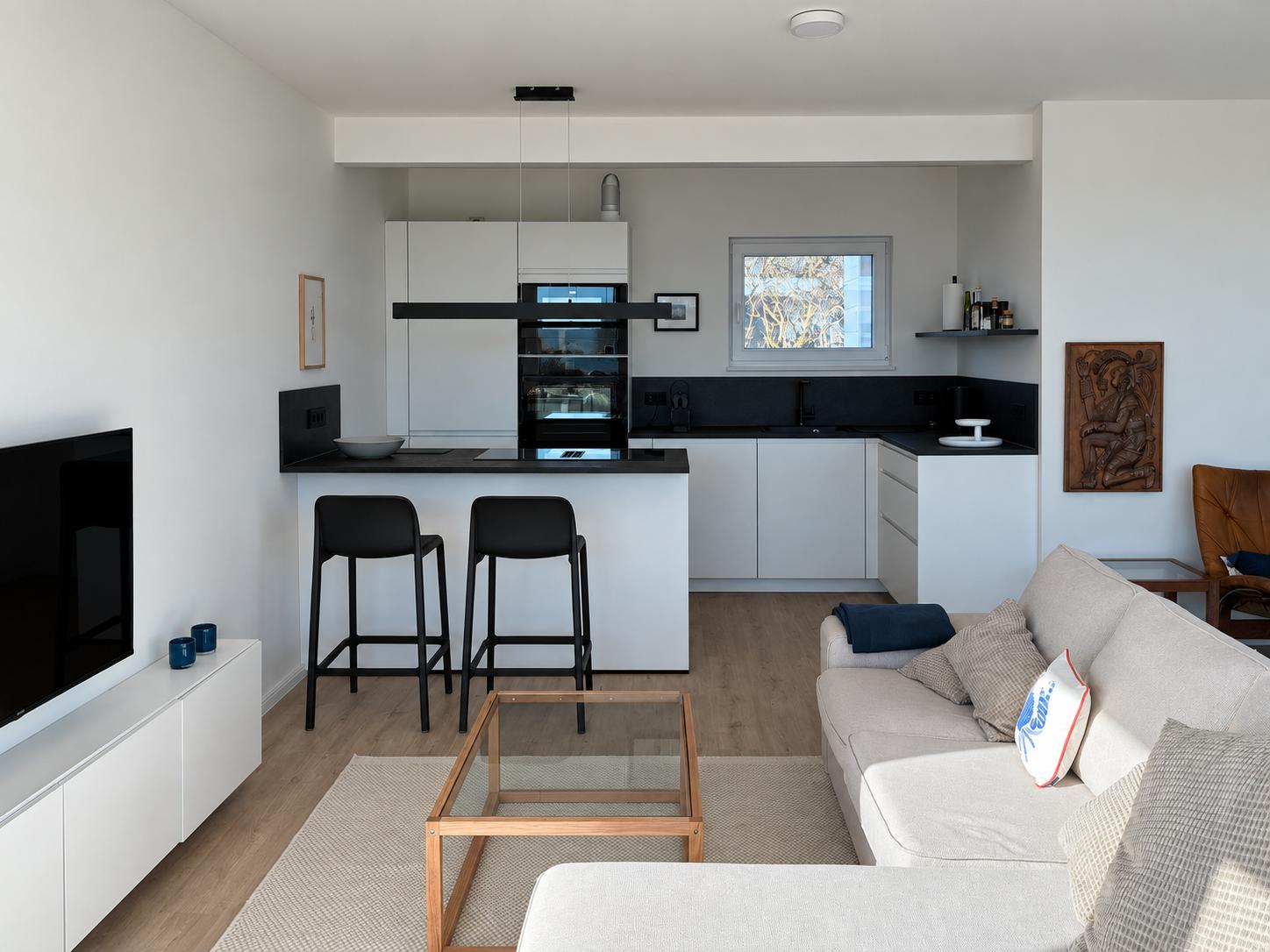 Wohnzimmer und offene Küche