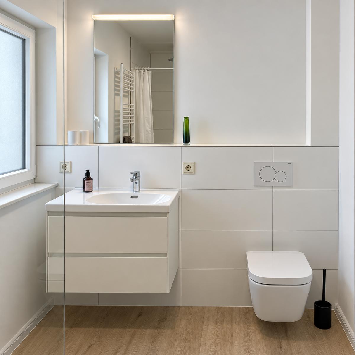 Badezimmer: Waschtisch und WC