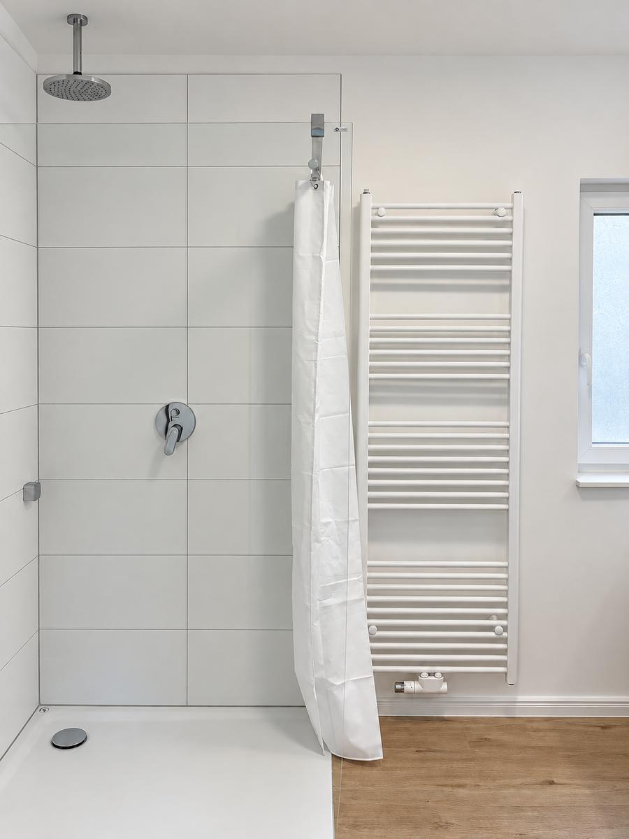 Badezimmer: Walk-In-Dusche mit Badheizkörper