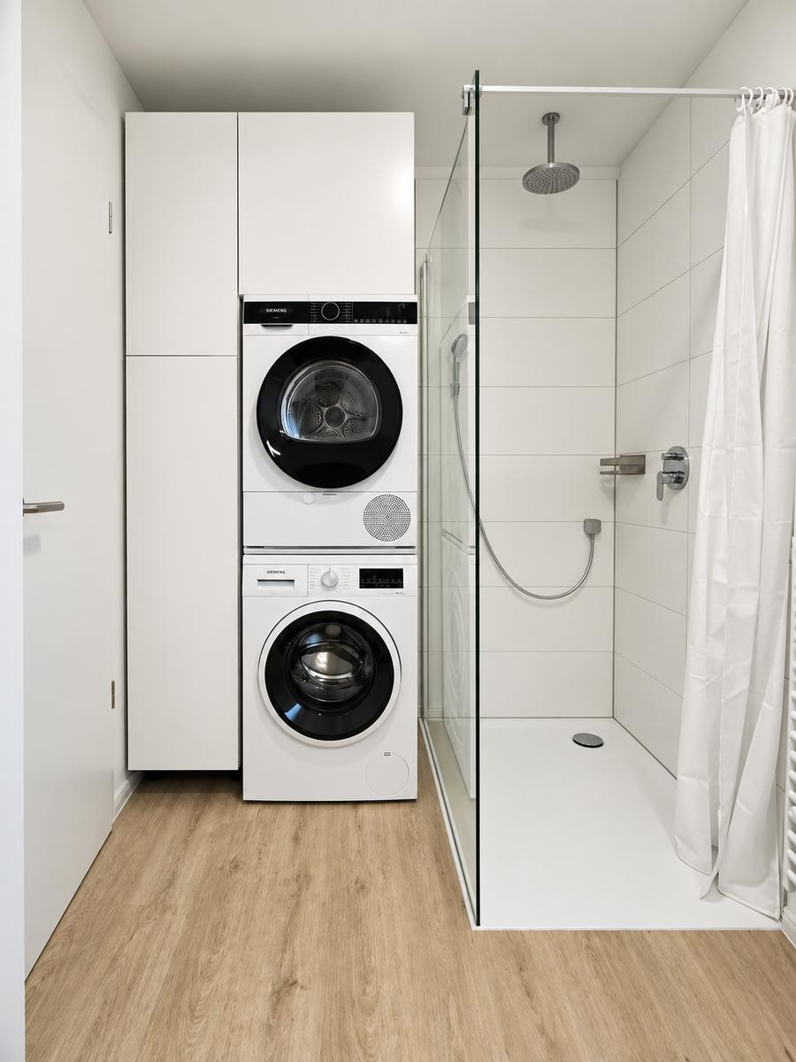 Badezimmer: Waschmaschine/Trockner und Walk-In-Dusche