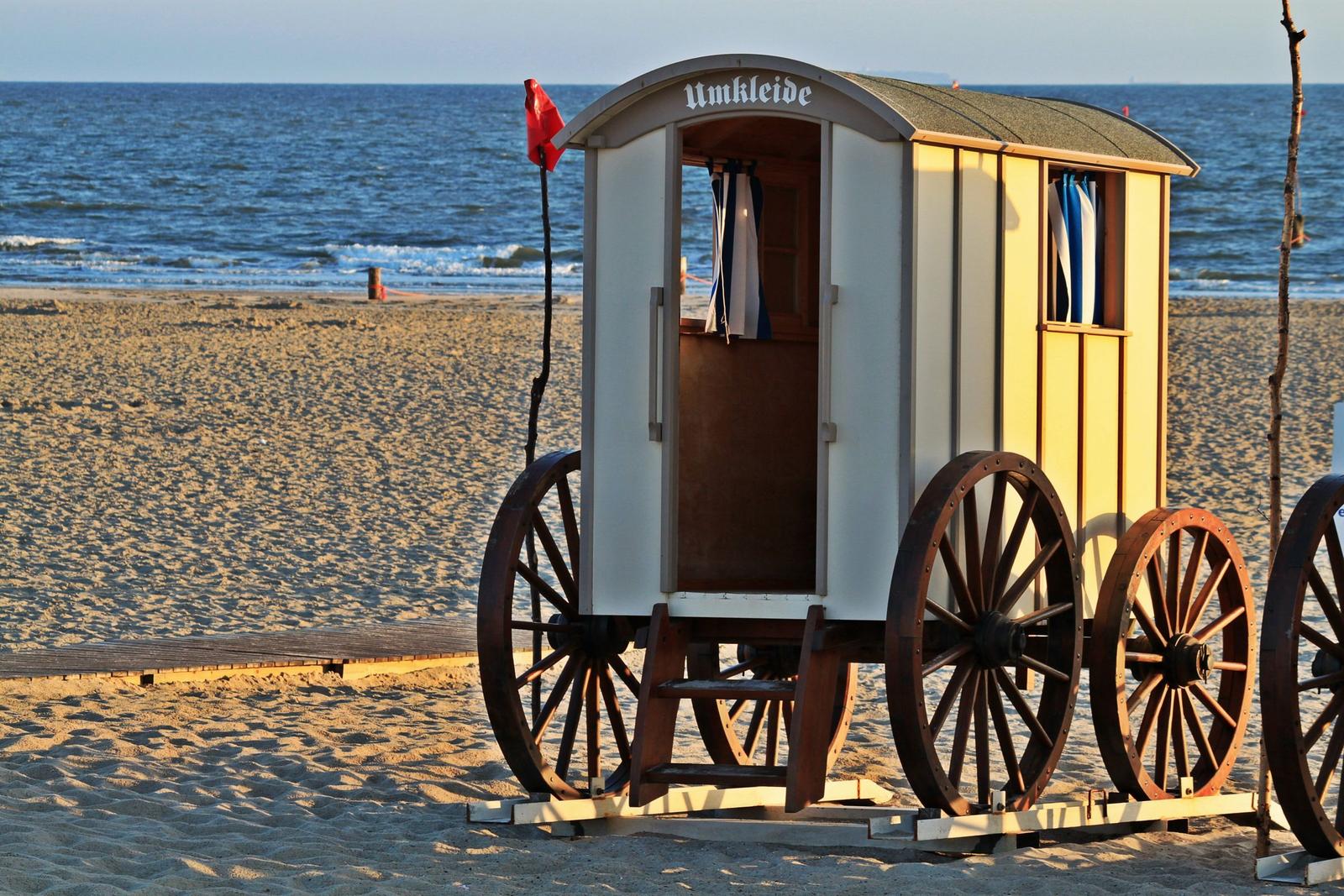 Ferrieschiff Frisia IV fährt durch den Hafen von Norderney.