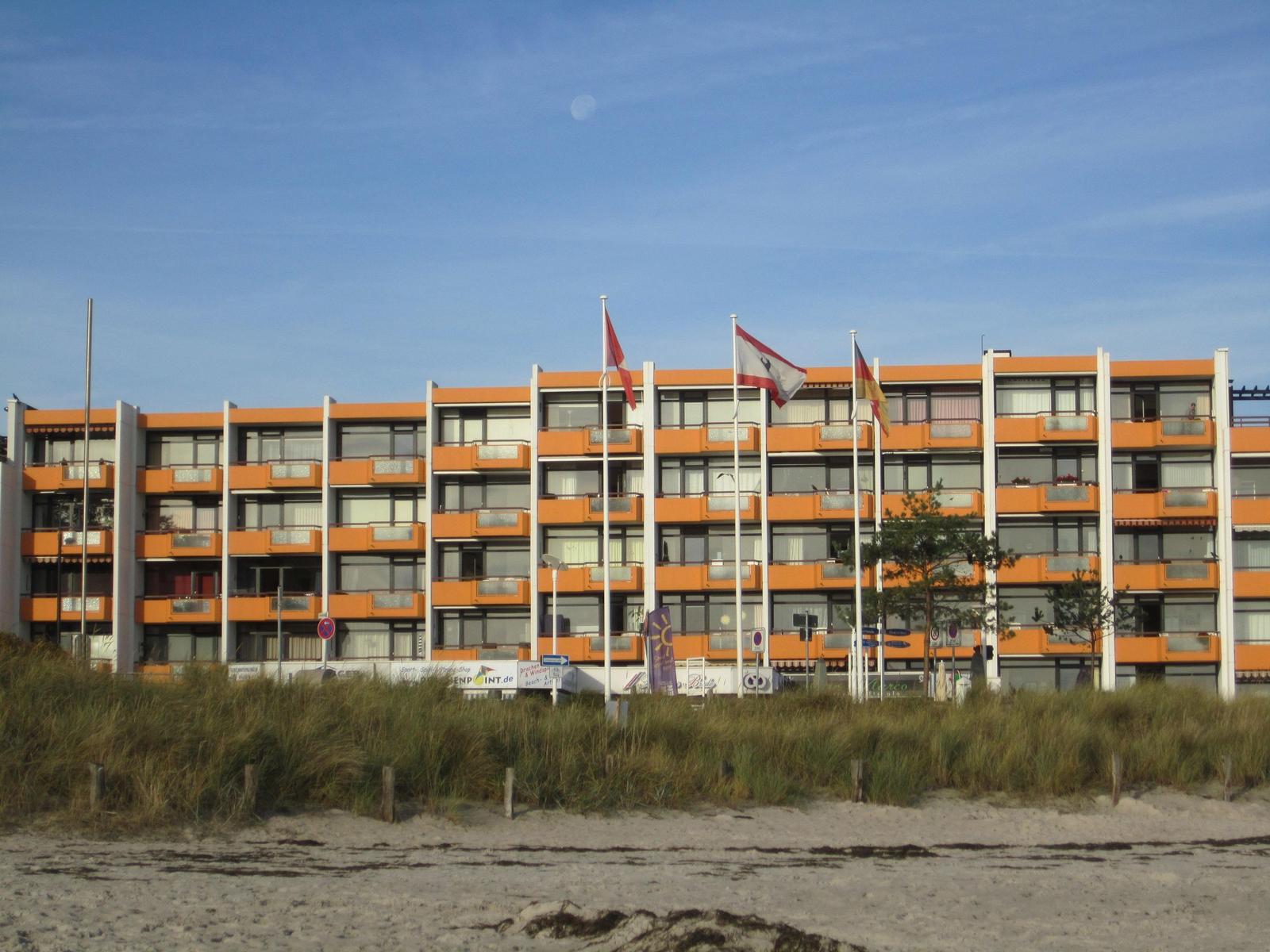 Weg durch Dünen zu Strandkörben und Meer