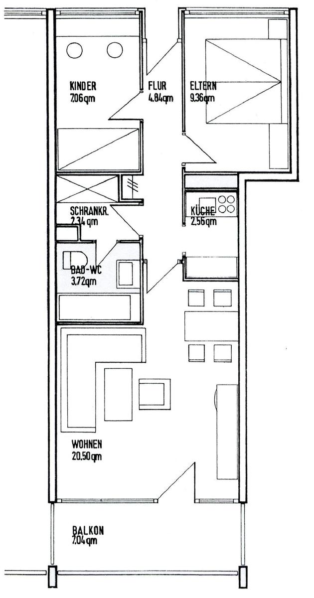Ferienwohnung mit Balkonen und Geschäften im Erdgeschoss.