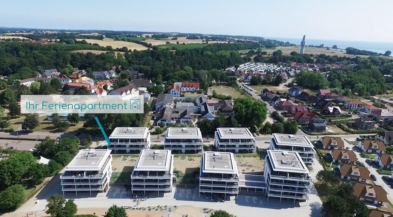 Ferienapartment in modernem Gebäudekomplex mit Blick auf Landschaft und Meer.