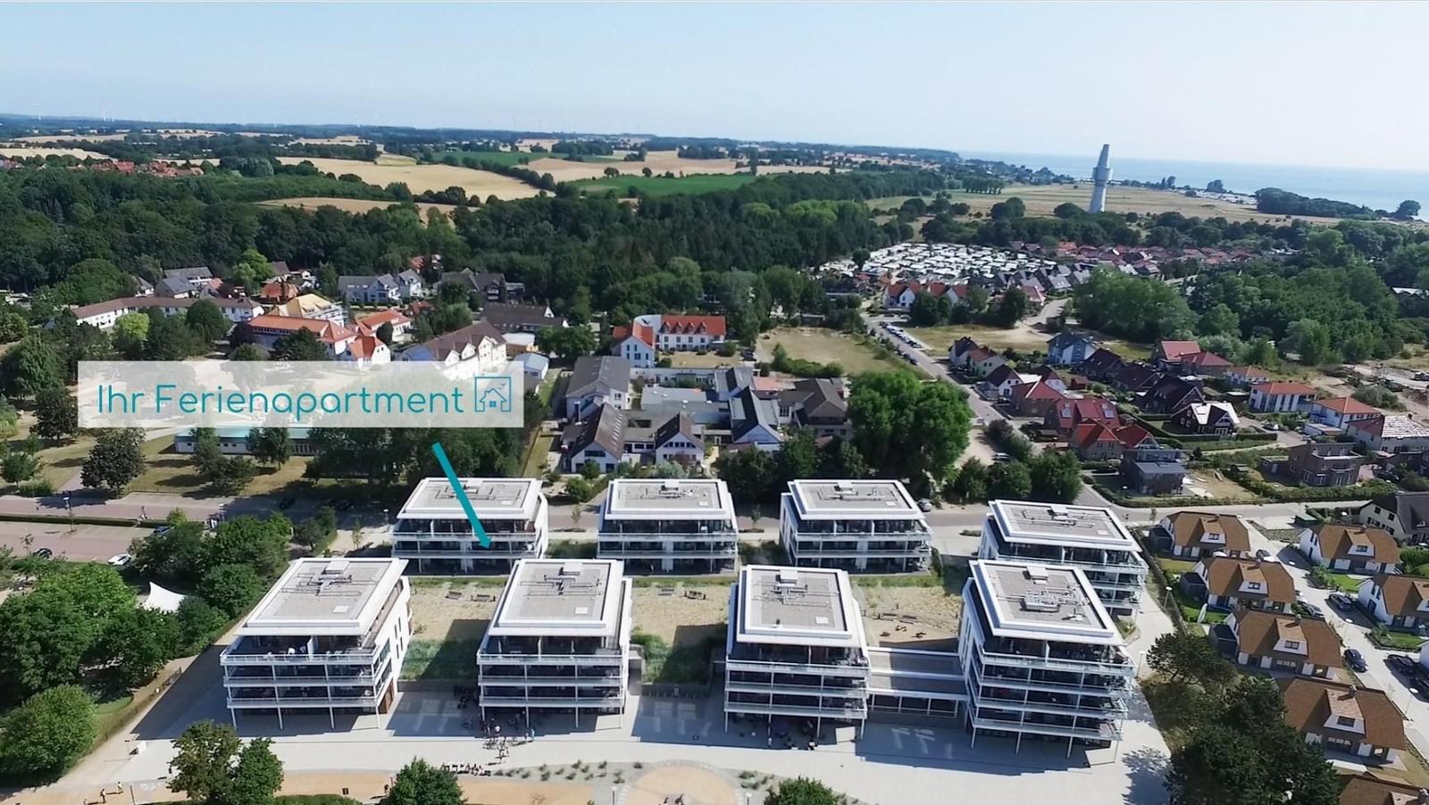 Ferienapartment in moderner Wohnanlage mit Blick auf Landschaft und Meer.