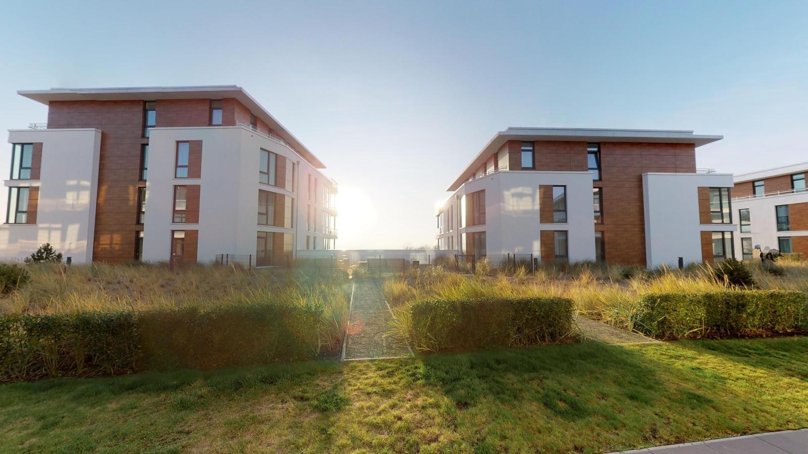Ferienapartment in moderner Wohnanlage mit Blick auf Felder und Küste