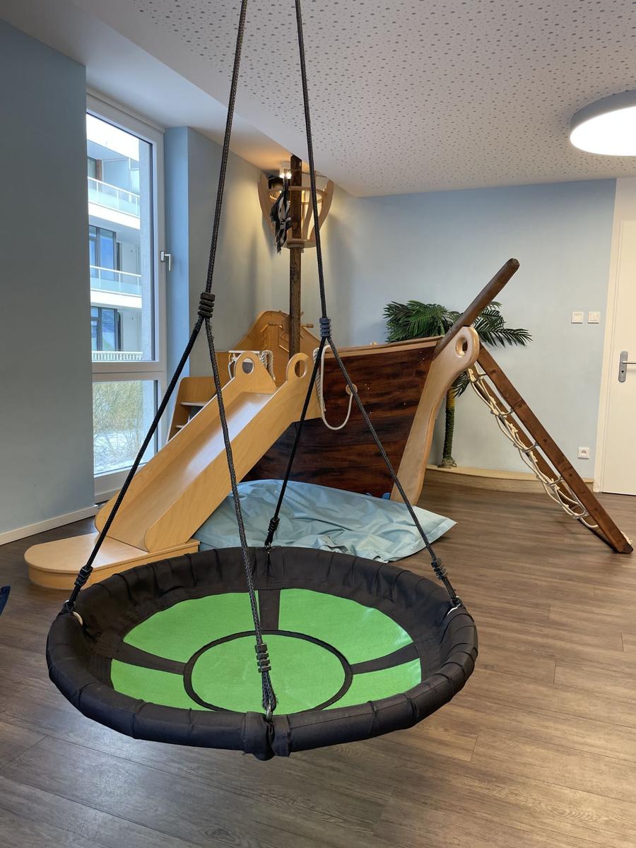 Ferienapartment in moderner Wohnanlage mit Blick auf Wald und Meer.