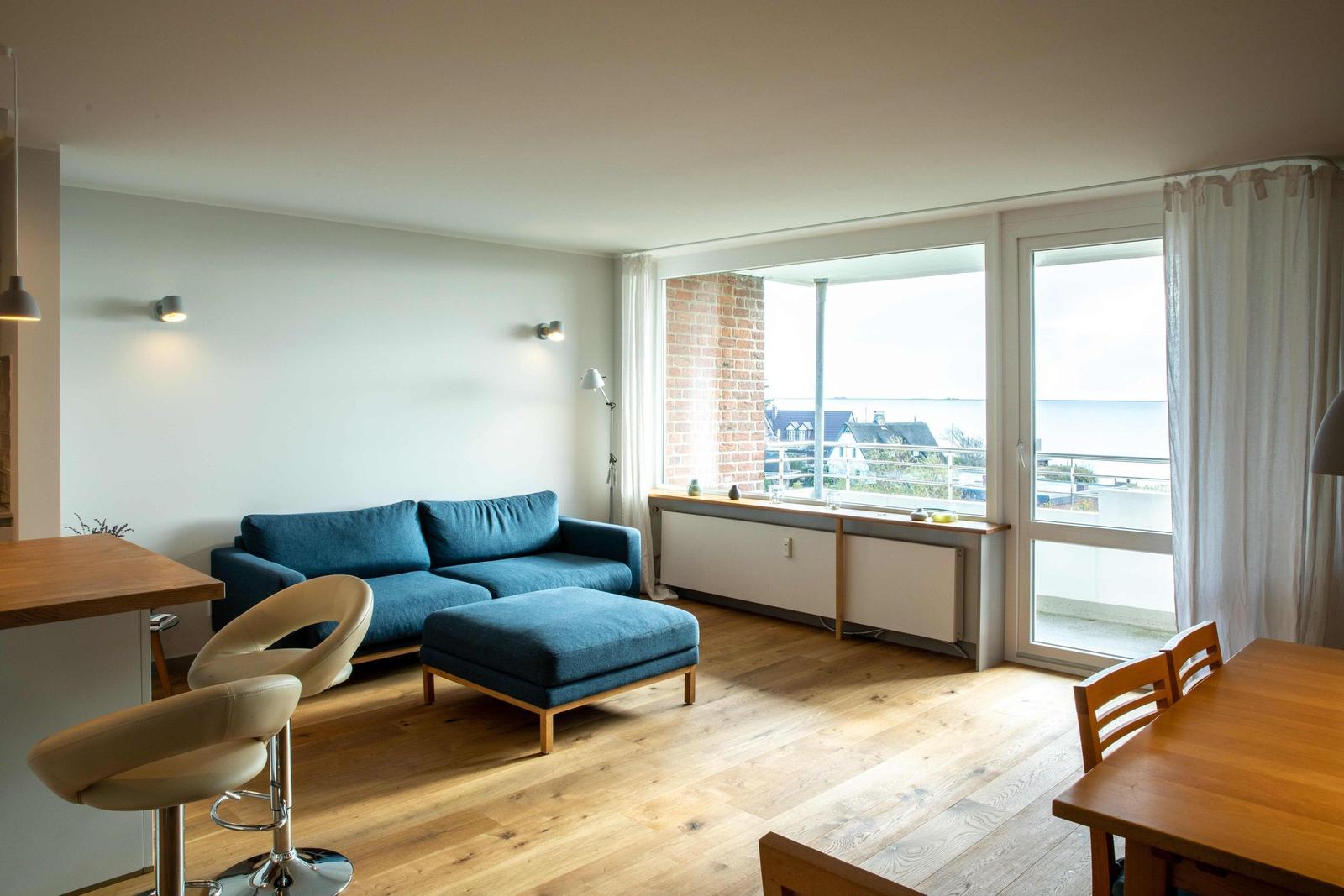Haus Hocca, mehrstöckiges Gebäude mit Balkonen und Bäumen im Vordergrund.