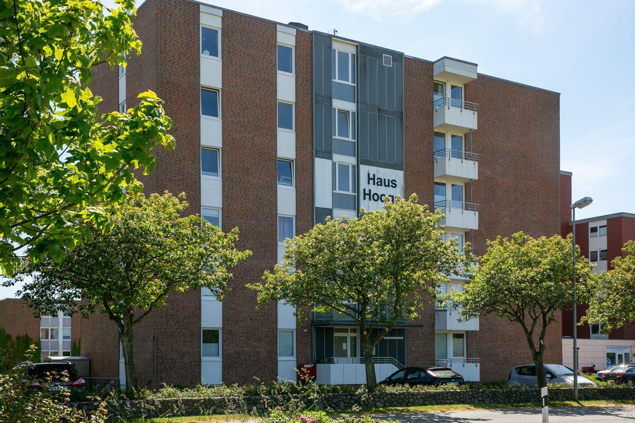Innenpool mit weißen Bänken und blauen Fliesen. Decke mit Lichtern und Fenster.
