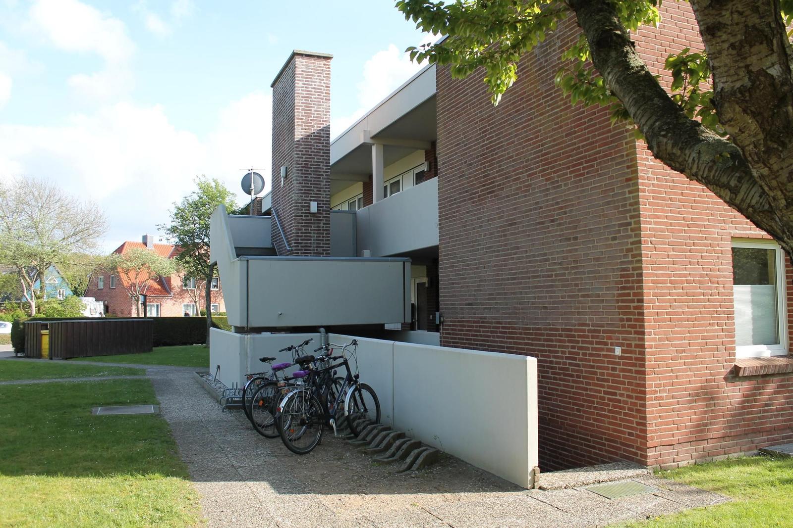 Wohnung mit Küche, Bad, Schlafzimmer und Wohnbereich mit Sofa und Tisch.