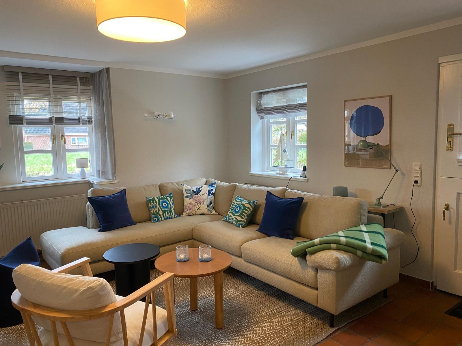 Zimmer mit Doppelbett, Fenster und Heizkörper