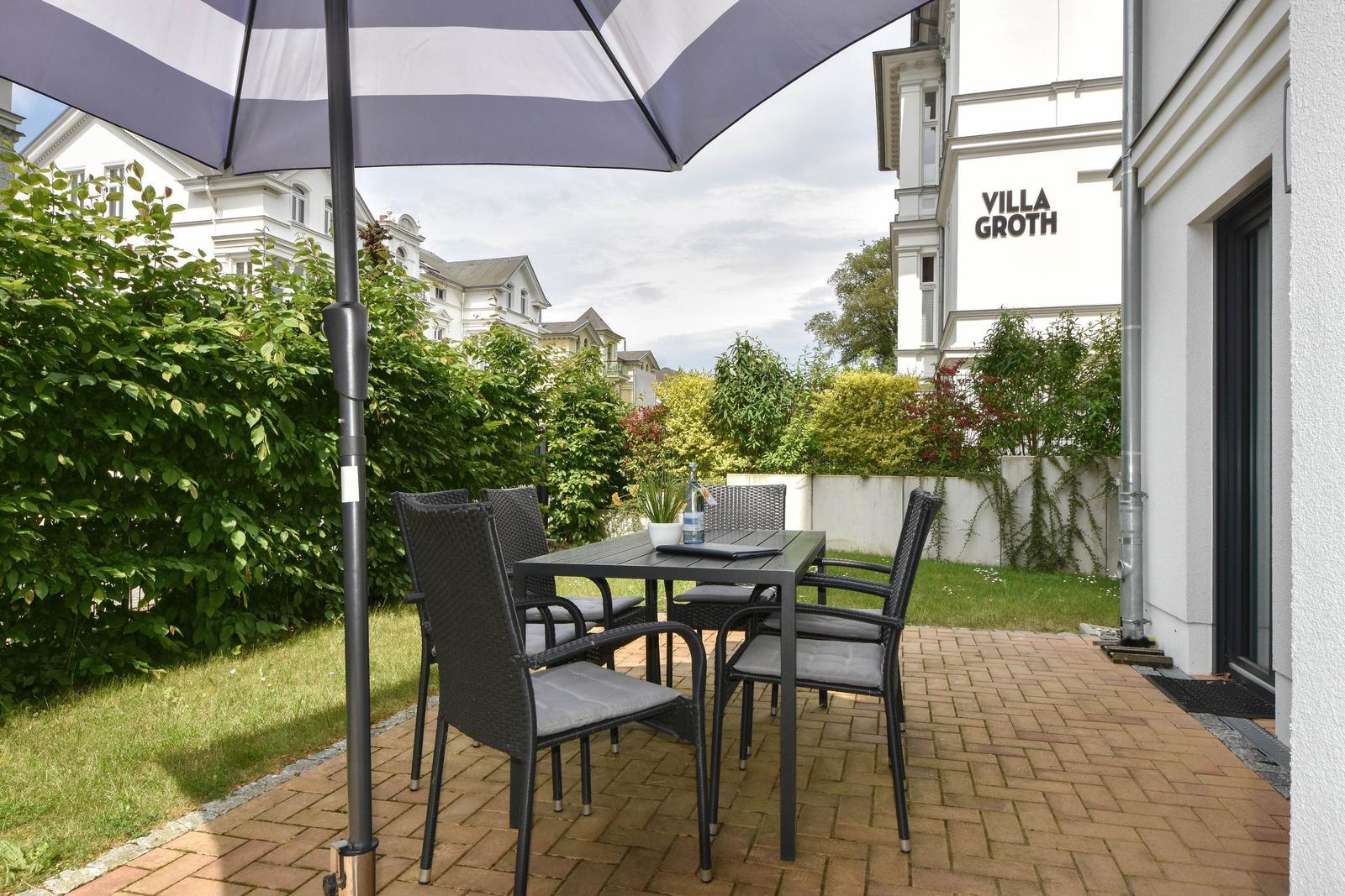 Wohnung mit drei Schlafzimmern, zwei Bädern, Küche und Terrasse.