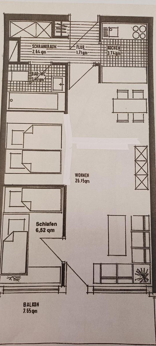 Modernes Mehrfamilienhaus mit Balkonen und gepflegtem Gartenbereich.