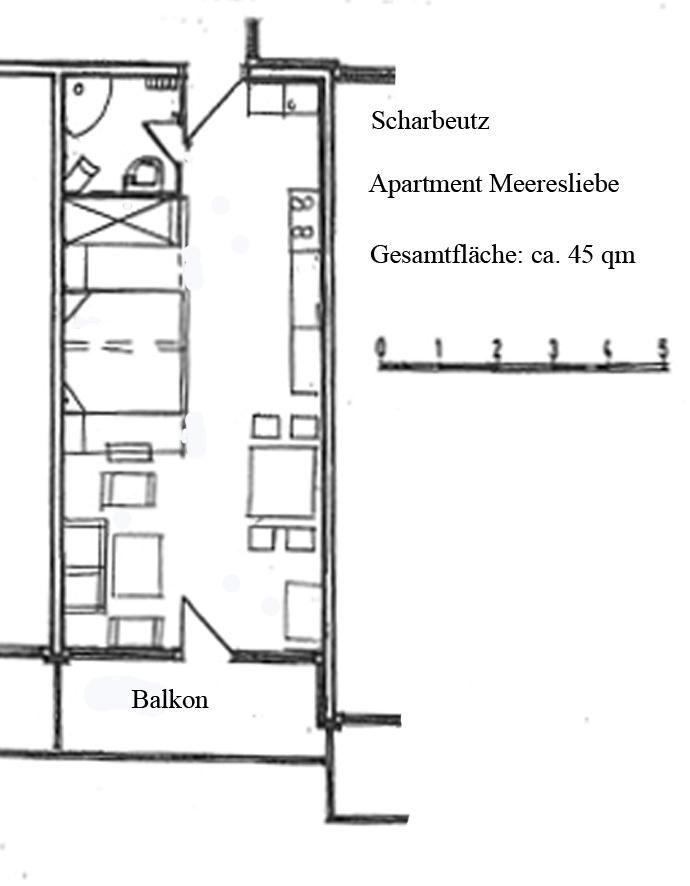 Großer Raum mit Holzboden und Tür zur Sauna. Helle Deckenleuchten und Wandbeleuchtung.