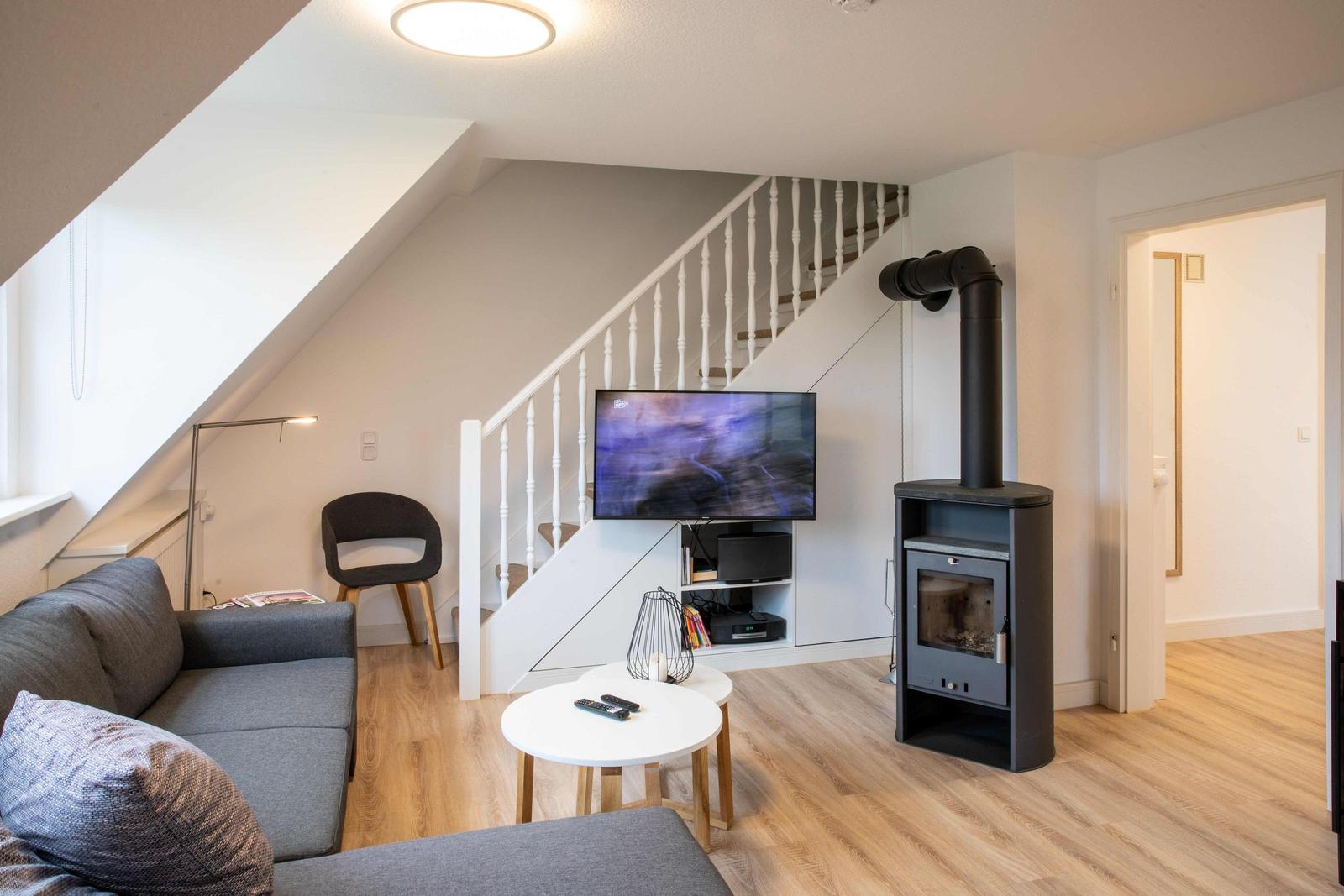 Wohnung mit Schlafzimmer, Küche, Bad und Wohnbereich mit Sofa und Esstisch.