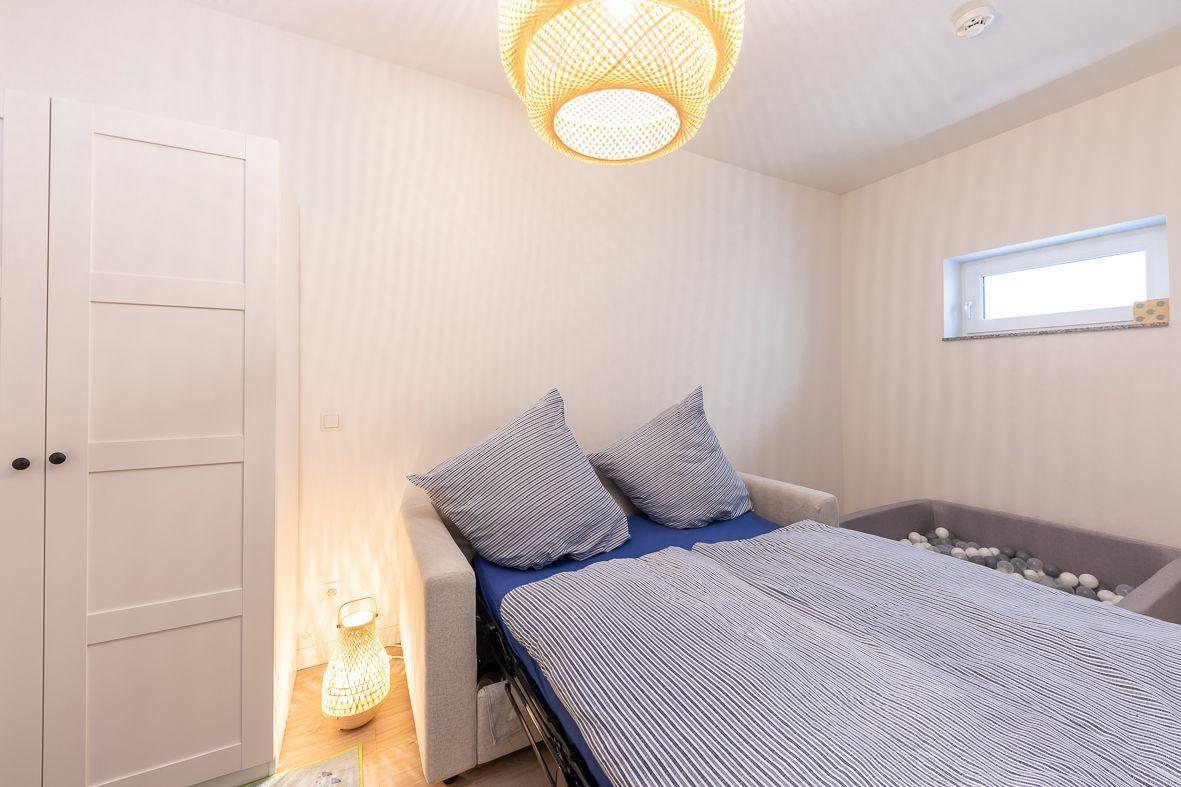 Wohnung mit drei Schlafzimmern, Bad, Terrasse und Flur. Raumgrößen sind angegeben.