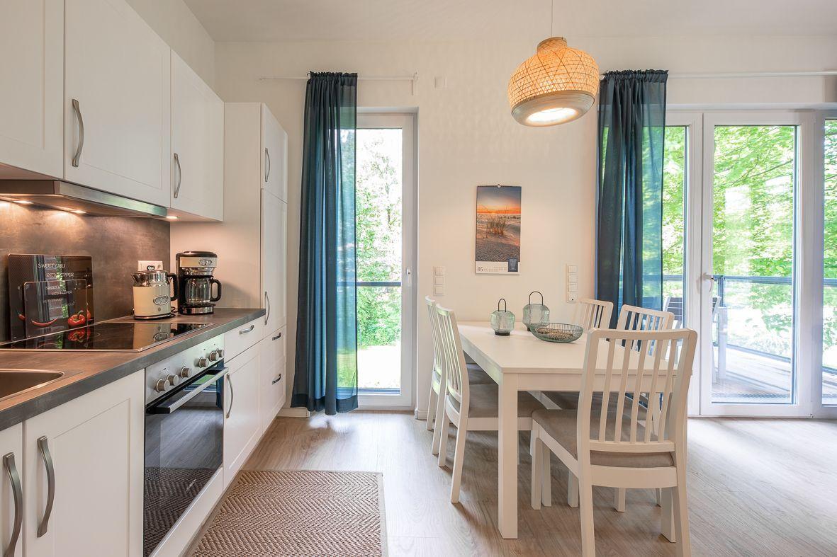 Zimmer mit Doppelstockbett, Schrank und Balkon mit Blick auf Grün