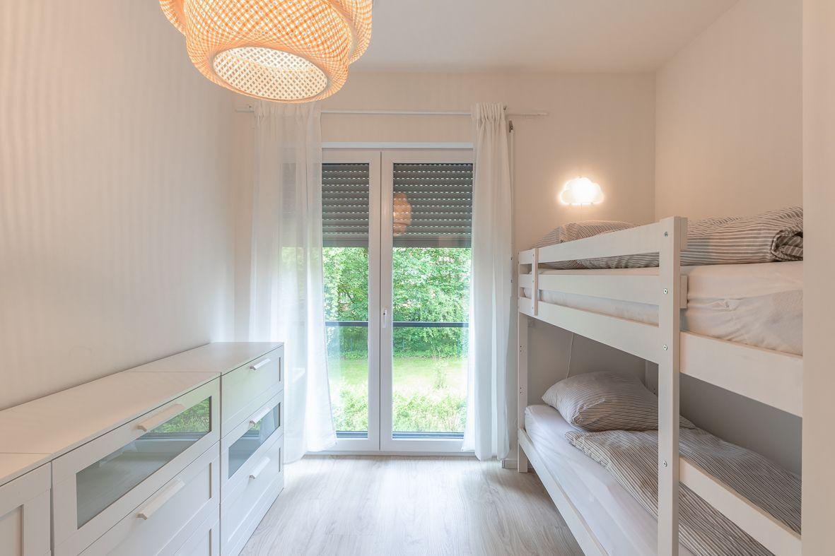 Zwei Türen mit Aufklebern für Femmi und Fanne. Holzboden und weiße Wände.