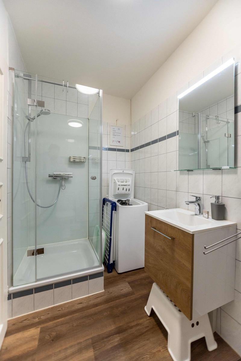 Wohnung mit Küche, Wohnzimmer, Schlafzimmer, Gästezimmer, zwei Bädern und Flur.