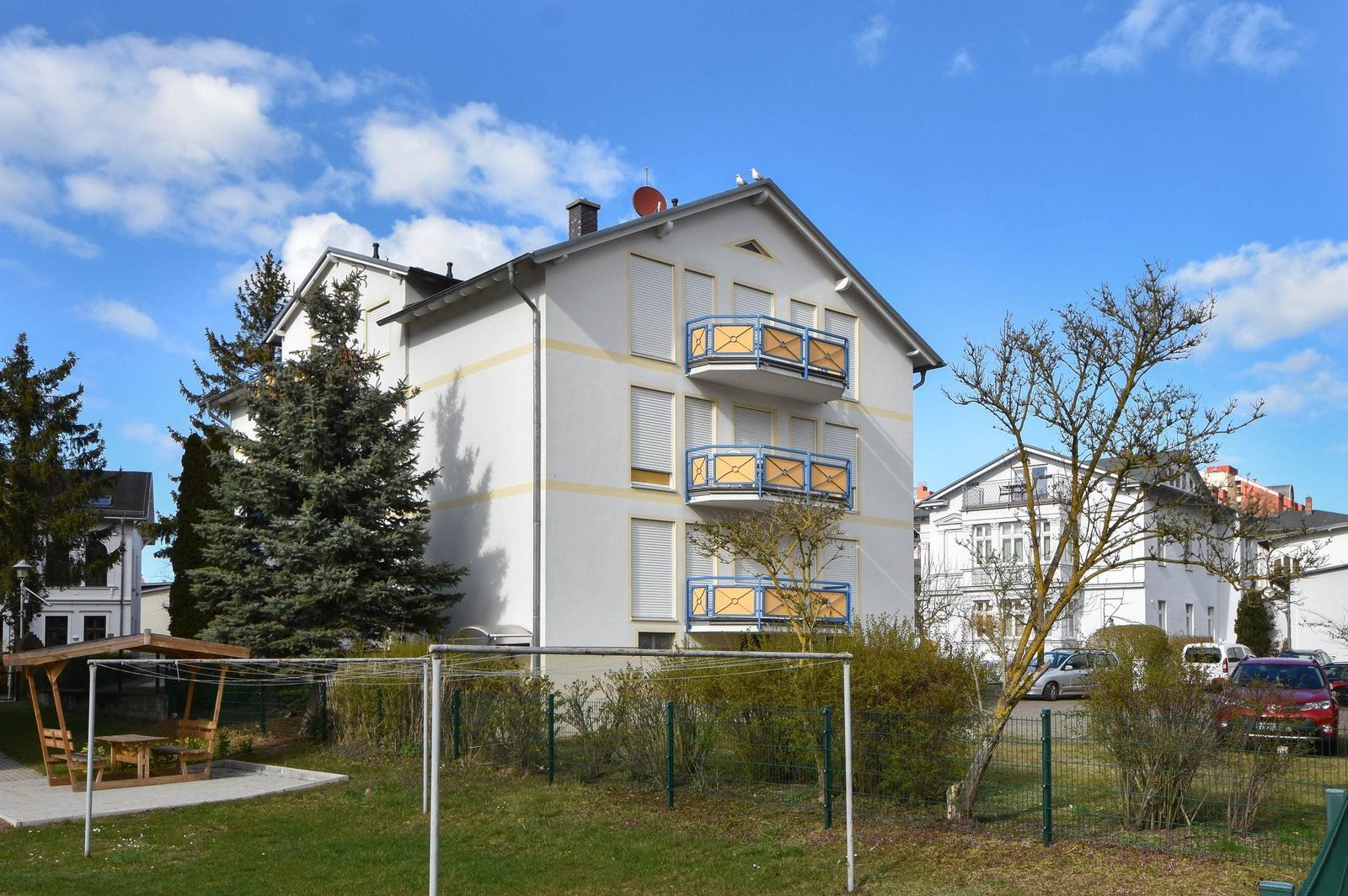 Wohnung mit Wohnküche, Schlafzimmer, Bad und Balkon. Flur verbindet alle Räume.