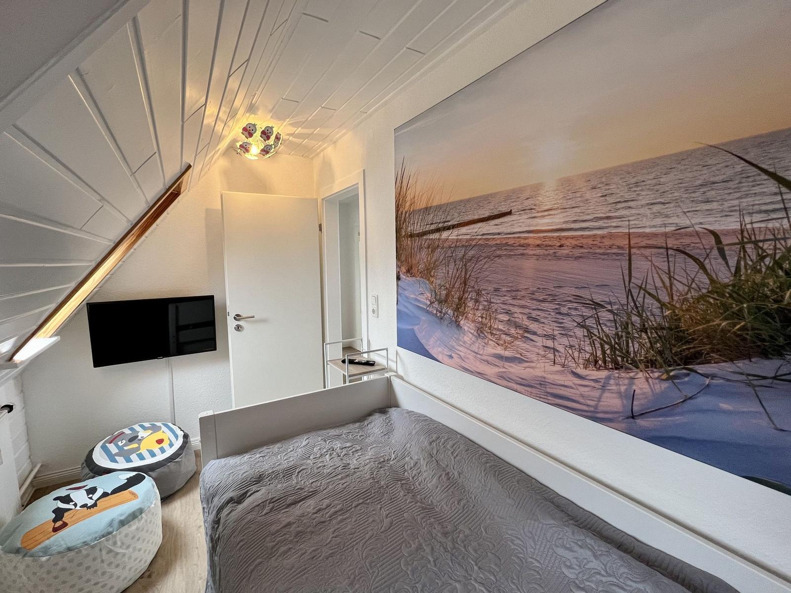 Duschbad mit Dusche, WC und Dachfenster. Bodenfliesen in Mosaikoptik.