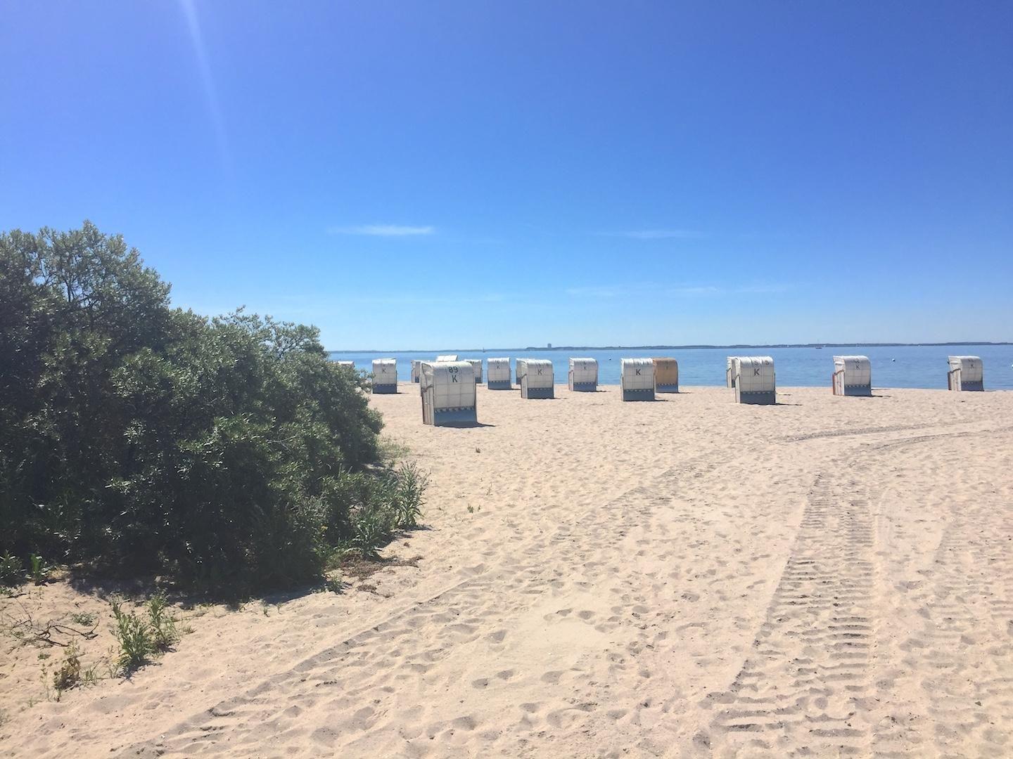 Moderne Villa mit Blick auf das Meer und blauen Himmel mit weißen Wolken.