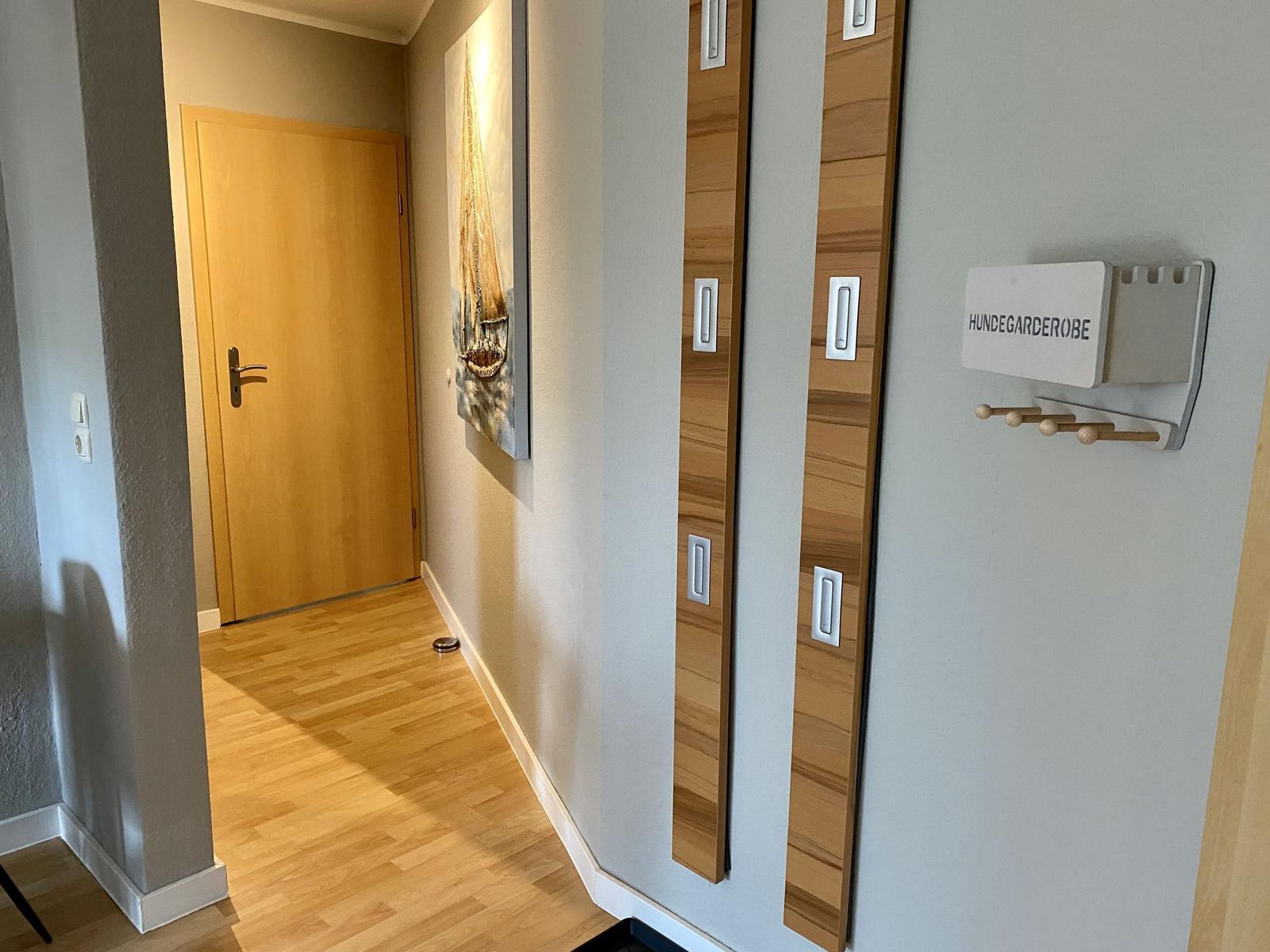 Schlafzimmer mit weißem Bett, Nachttischen und Wandbild