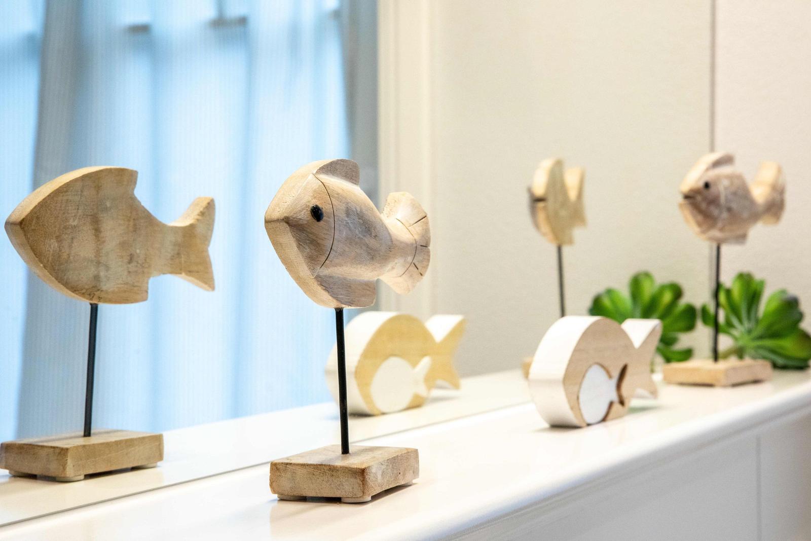 Badezimmer mit Dusche, Toilette und Waschbecken. Fenster mit Vorhängen.