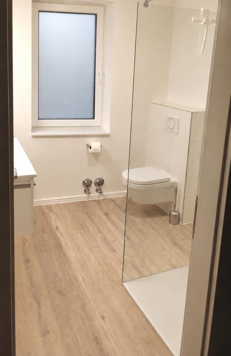 Badezimmer mit Walk-In-Dusche