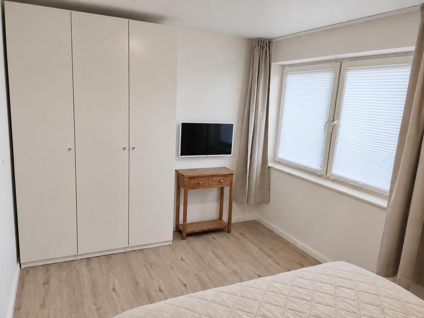 Schlafzimmer: Kleiderschrank und TV