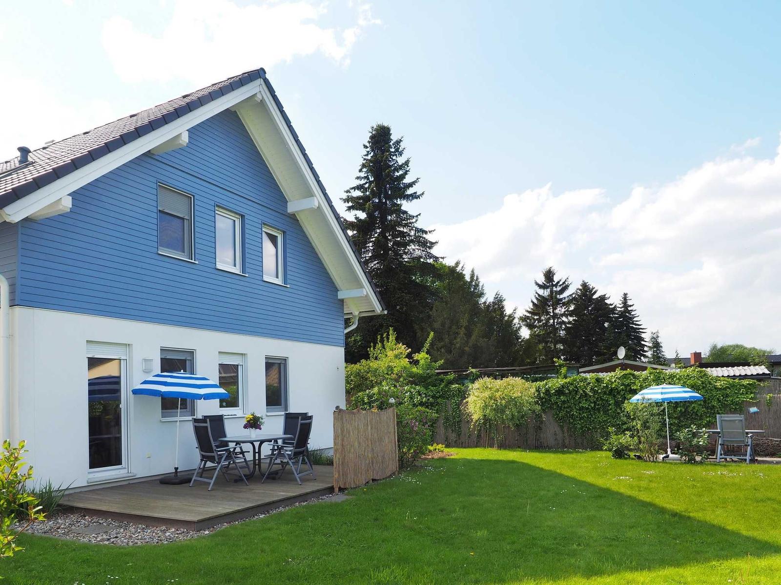 3-Zimmer-Apartment mit Küche, Bad und Wohnbereich. Mit Kompass und Vogellogo.