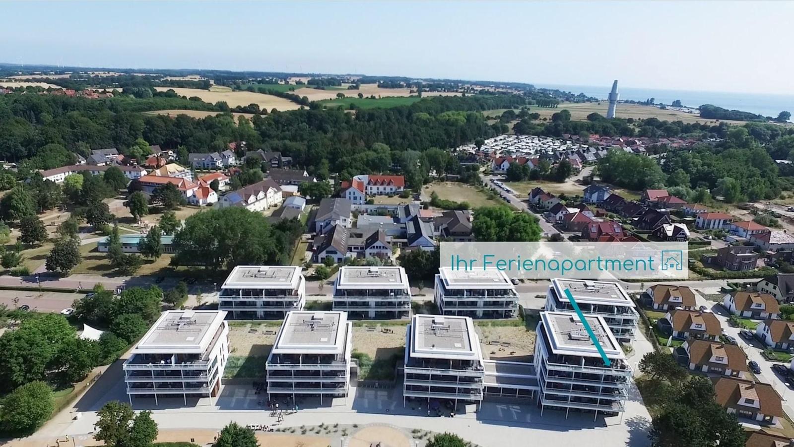 Ferienapartment in modernem Gebäudekomplex mit Blick auf Küstenlandschaft.
