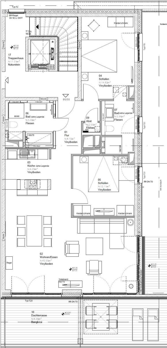 Wohnung mit drei Schlafzimmern, Küche, Bad und Dachterrasse. Vinylboden und Kleiderschränke.