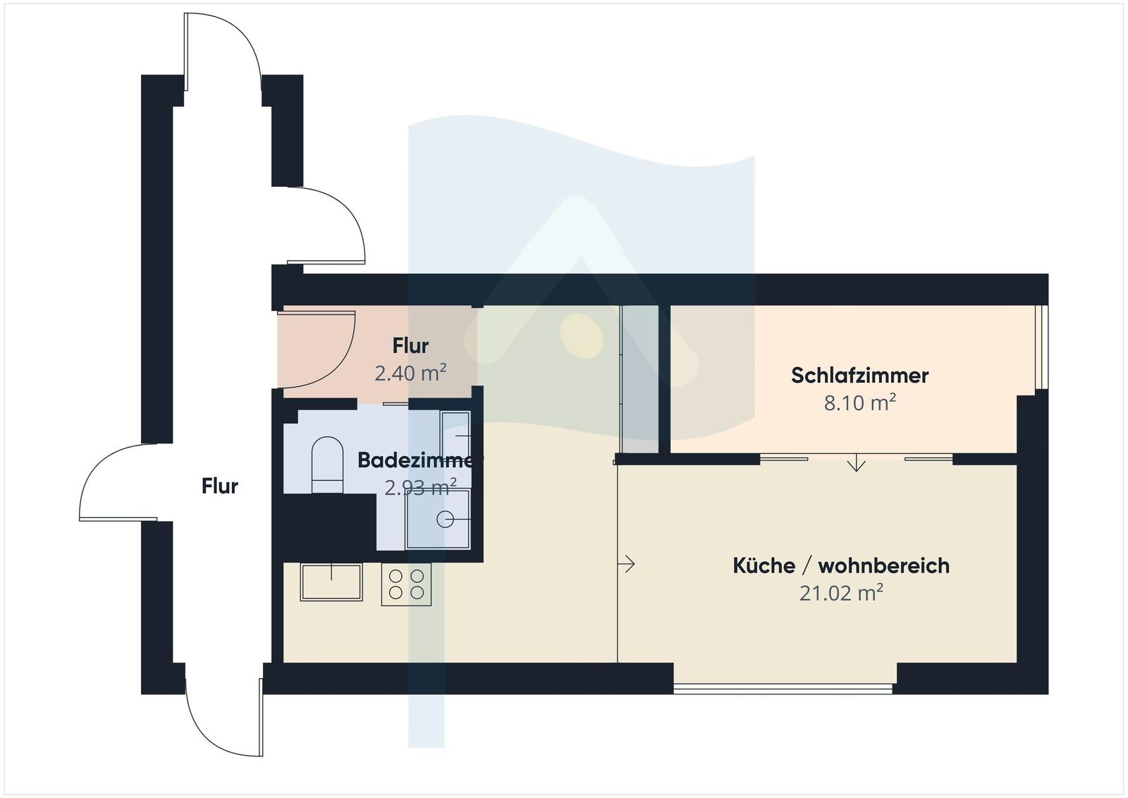 Rotes Mehrfamilienhaus hinter Dünen mit Sand und Gräsern im Vordergrund.