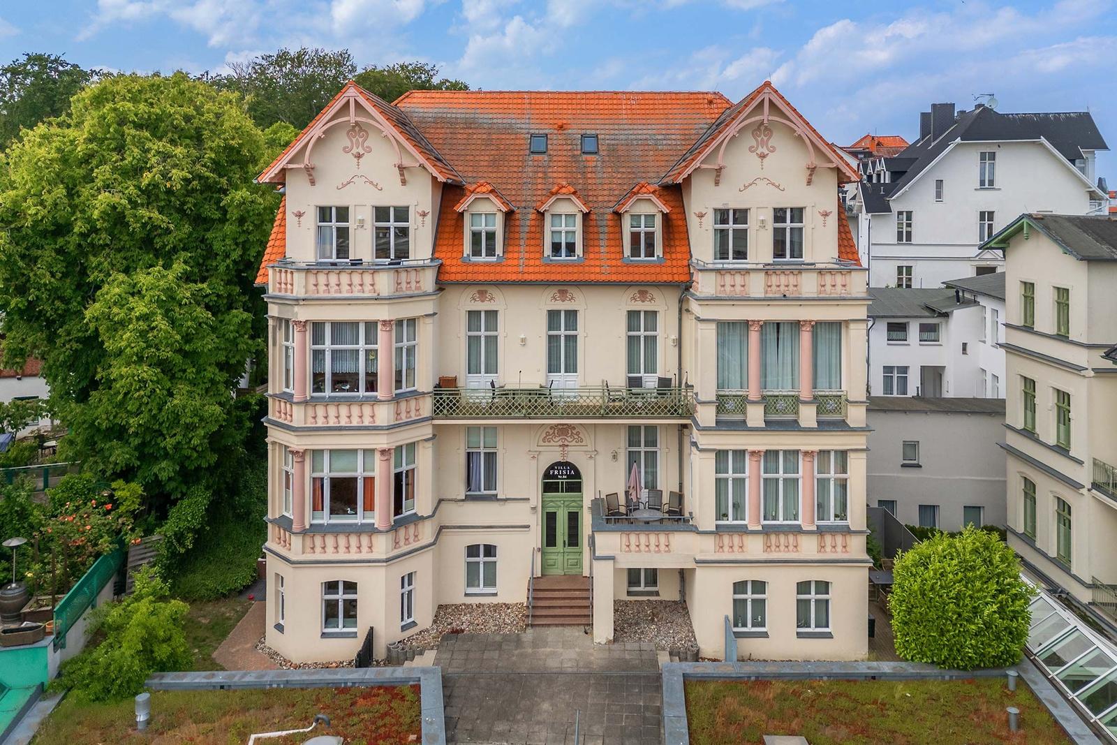 Zweistöckige Wohnung mit Schlafzimmer, Bad, Küche und Wohnzimmer.