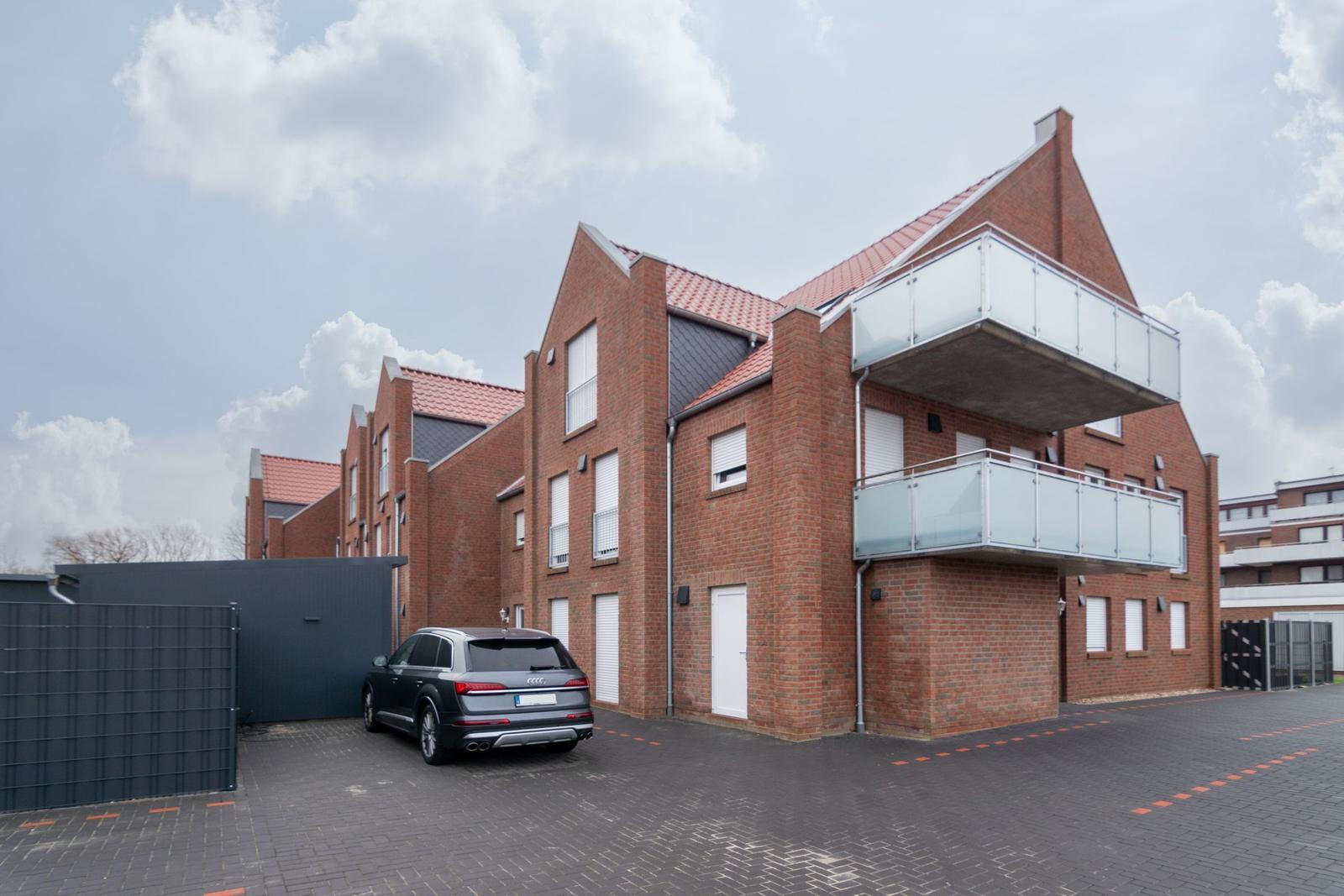 Wohnung mit zwei Schlafzimmern, Küche, Bad und Balkon.