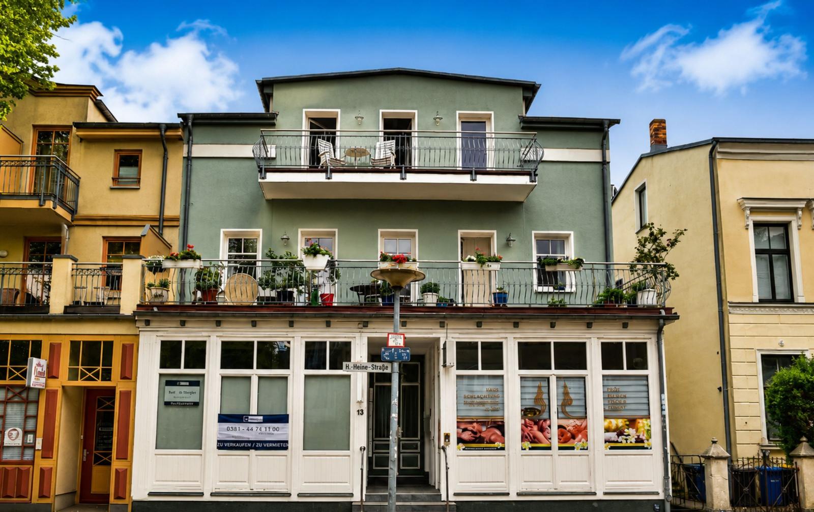 Hinterhof mit Grünfläche, Pflanzen und Steinweg. Modernes Design mit Terrasse.