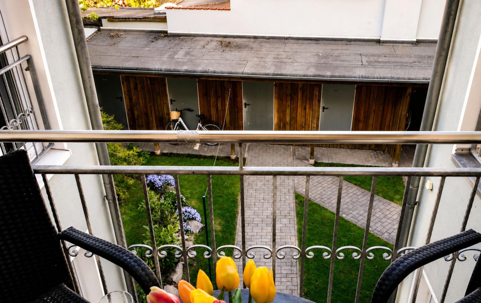 Wohnung mit Küche, Bad, Schlafzimmer und Terrasse zum Innenhof.