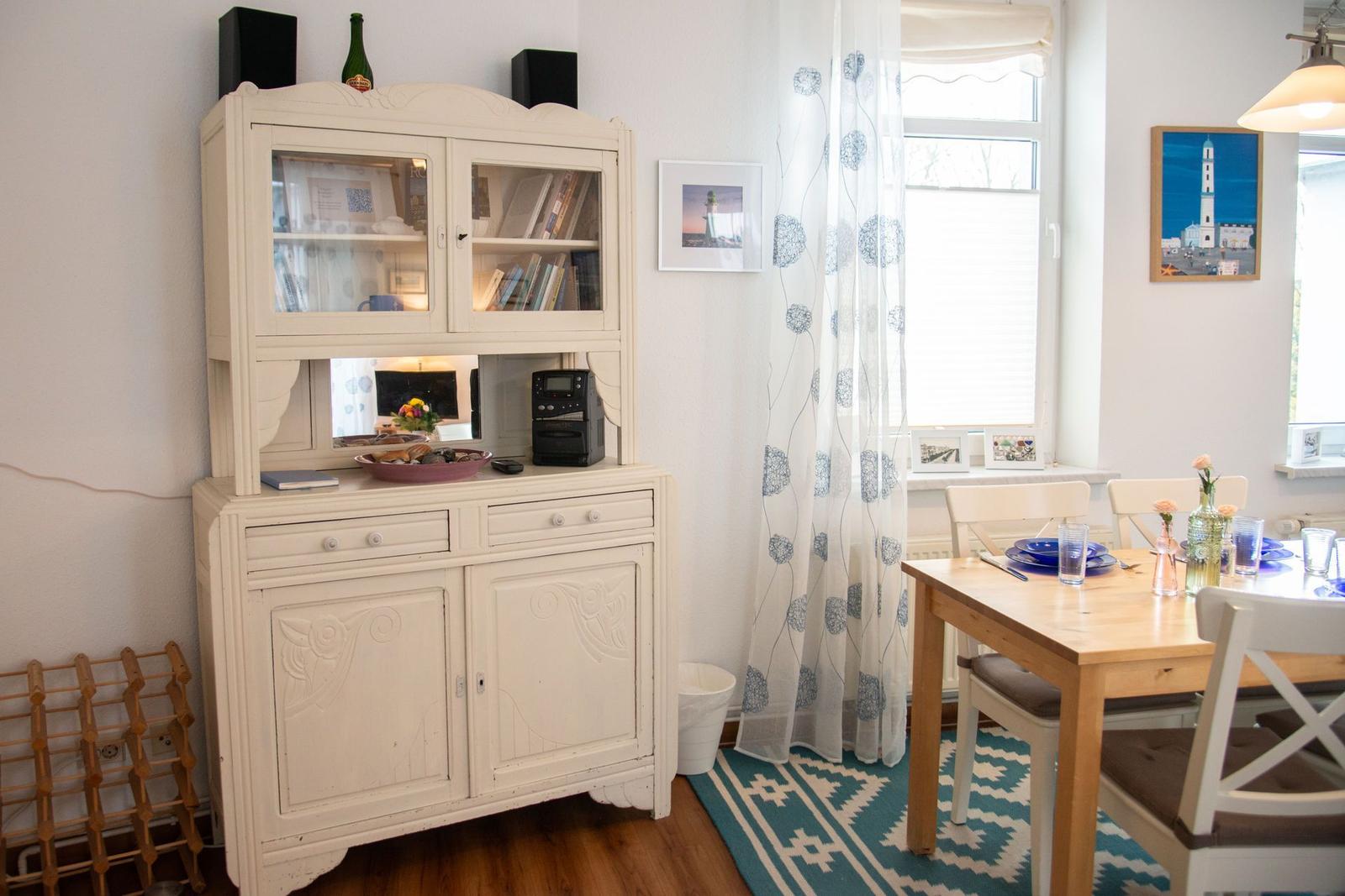 Übersicht über die Wohnung mit Schlafzimmer, Wohnbereich und Bad. Skizze, nicht maßstabsgerecht.