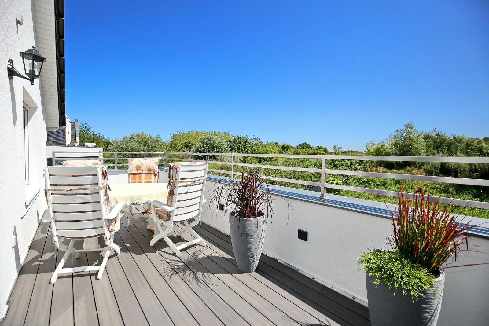 Dieses Apartment hat zwei Schlafzimmer, eine Küche, einen Wohnbereich und einen Balkon.