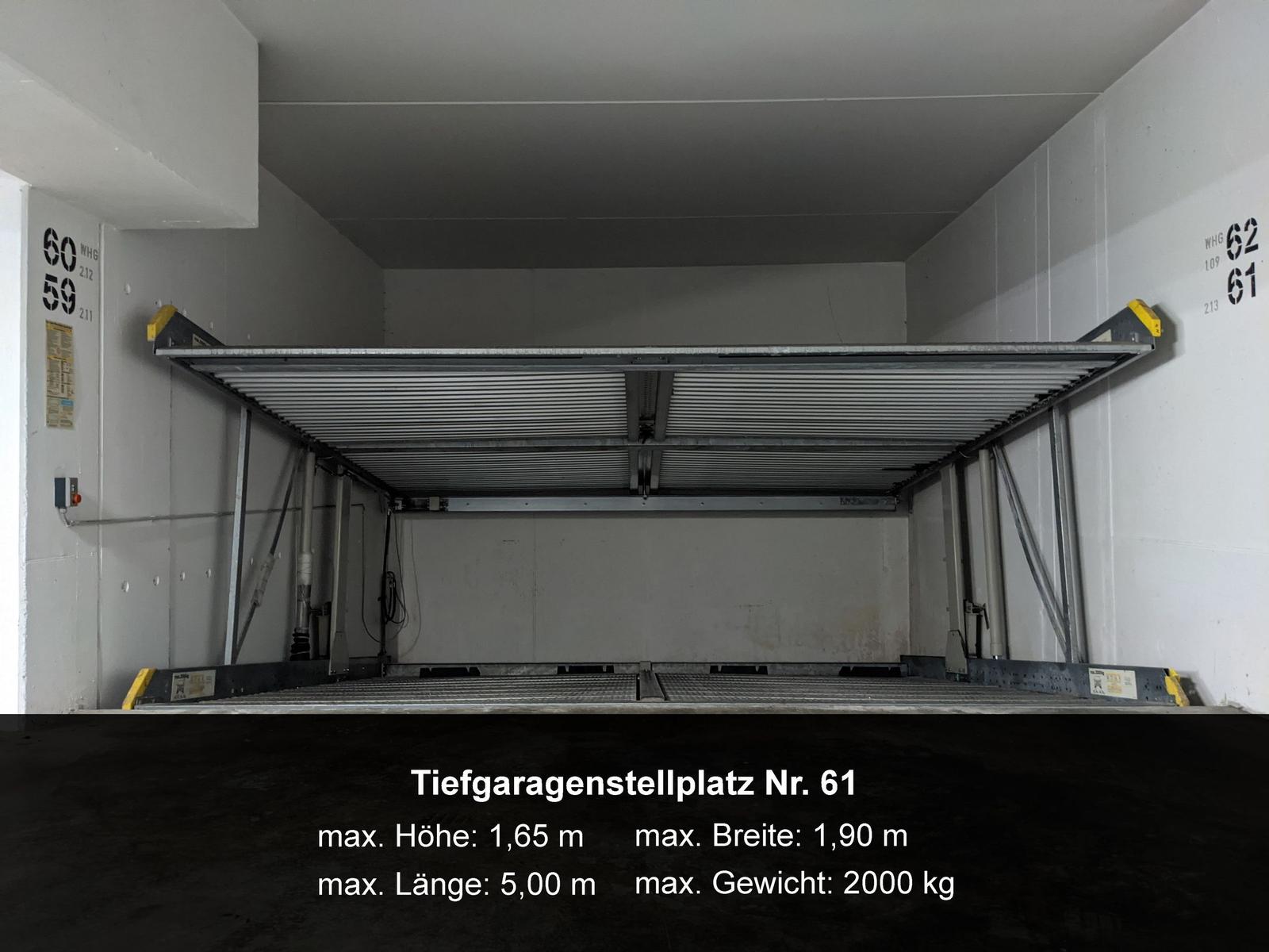 Wohnung mit Schlafzimmer, Küche, Bad und Balkon mit Tisch und Sonnenschirm.